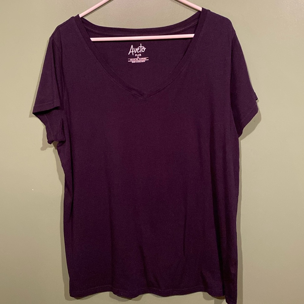 Navy V-Neck T-shirt by Aveto